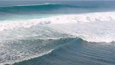 海浪浪花蓝色大海波涛视频的预览图